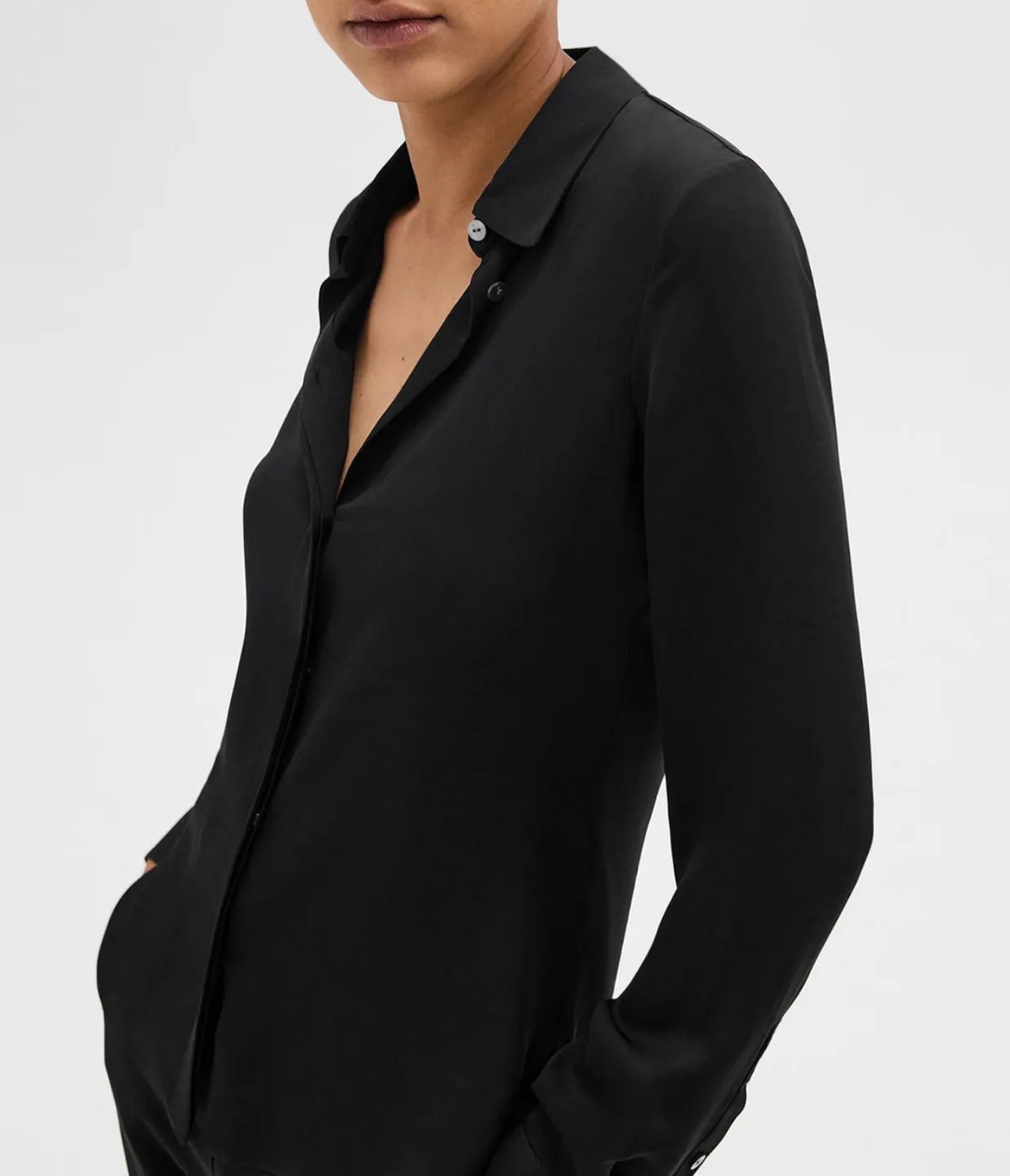 Classic Fitted Shirt in Black